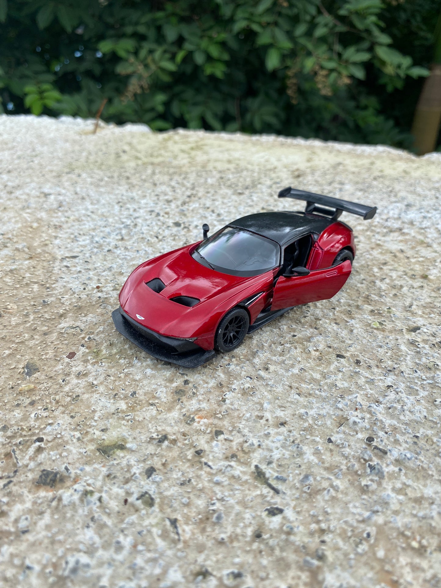1:32 Aston martin by kinsmart diecast