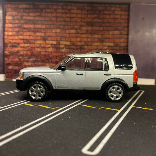 RASTAR Land Rover 1:43 scale model